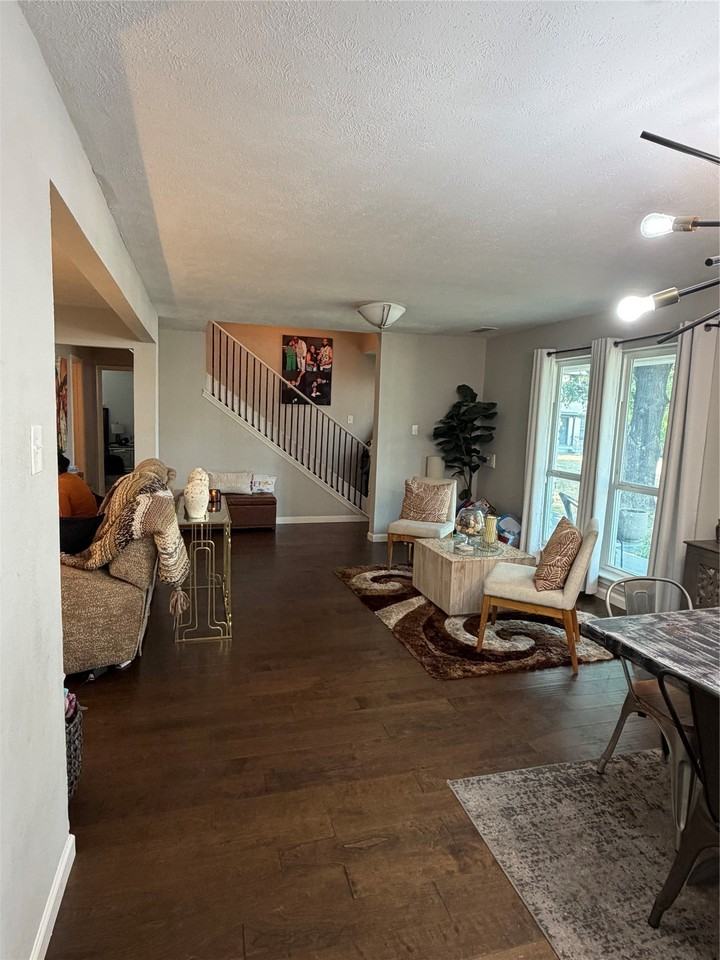 8044 Woodhue Cir - Photo 3 of 11