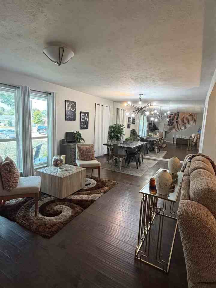 8044 Woodhue Cir - Photo 4 of 11