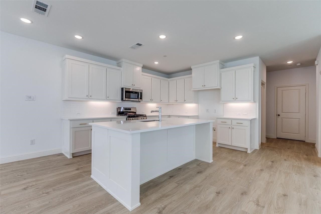 8864 Scarp Hill Ln - Photo 5 of 25