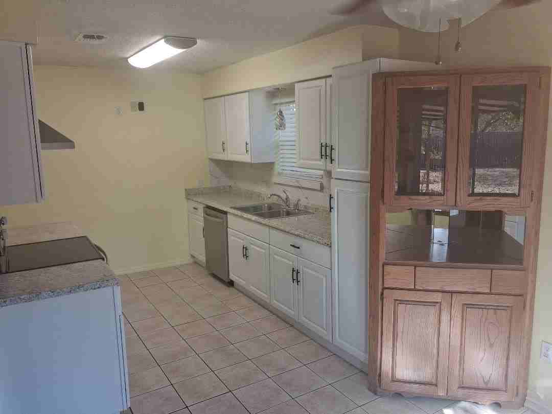 2206 Sexton Dr - Photo 5 of 25