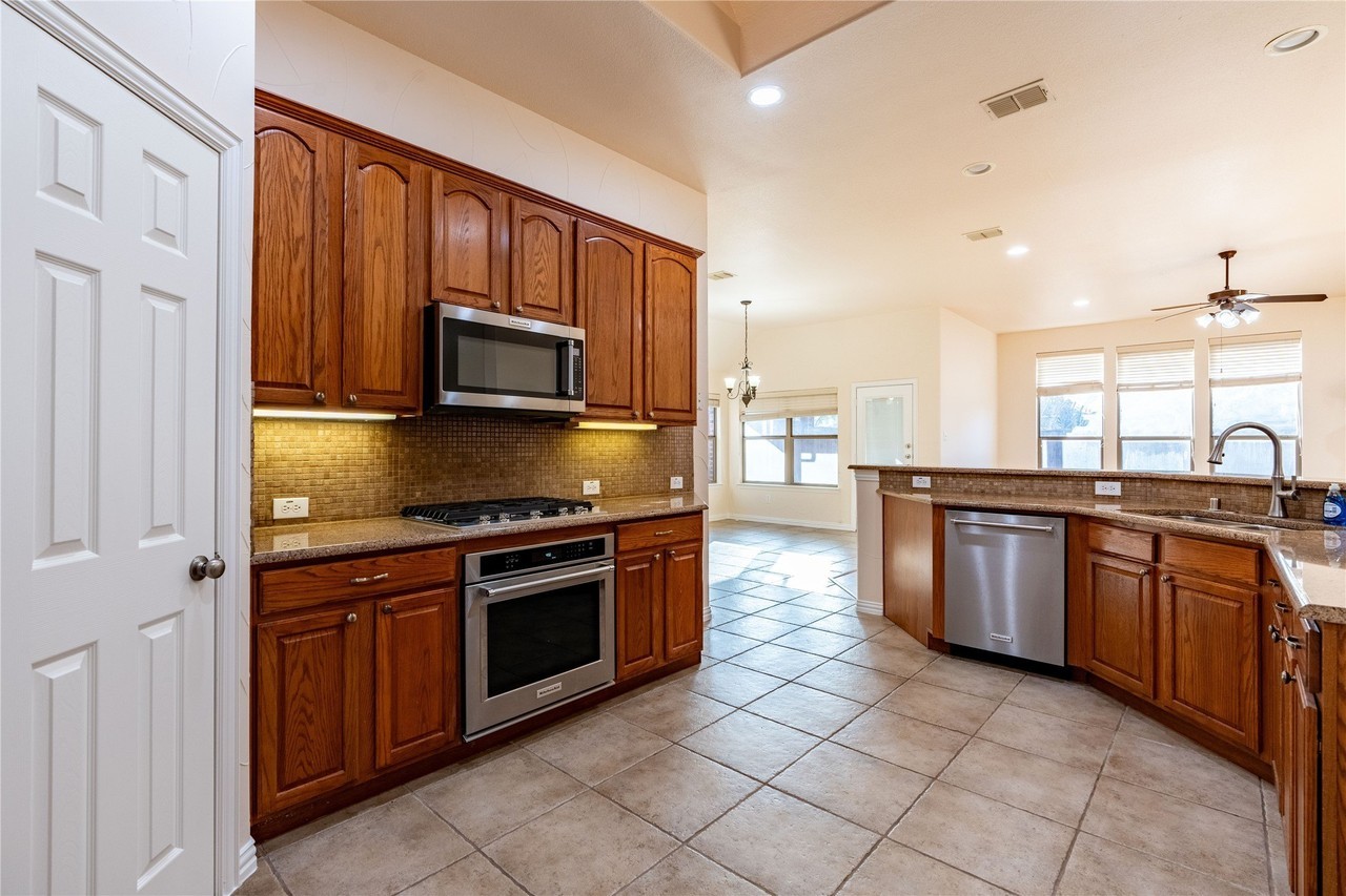 3708 Marble Ln - Photo 7 of 34