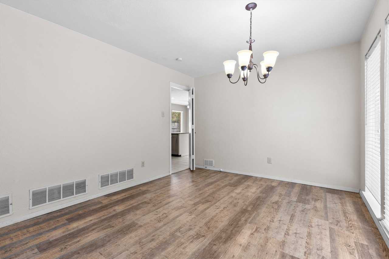 1908 Treehouse Ln - Photo 4 of 19