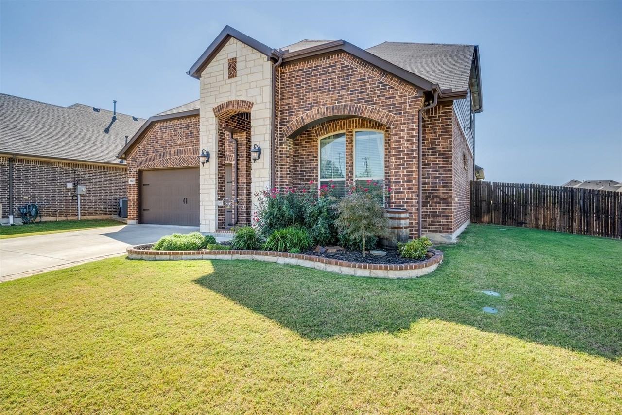 3520 Helm Ln - Photo 2 of 39