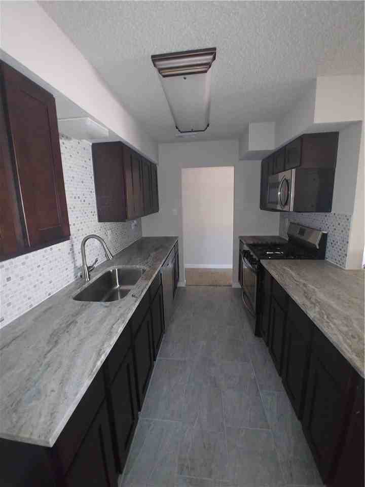 333 Hilltop Ln - Photo 4 of 15