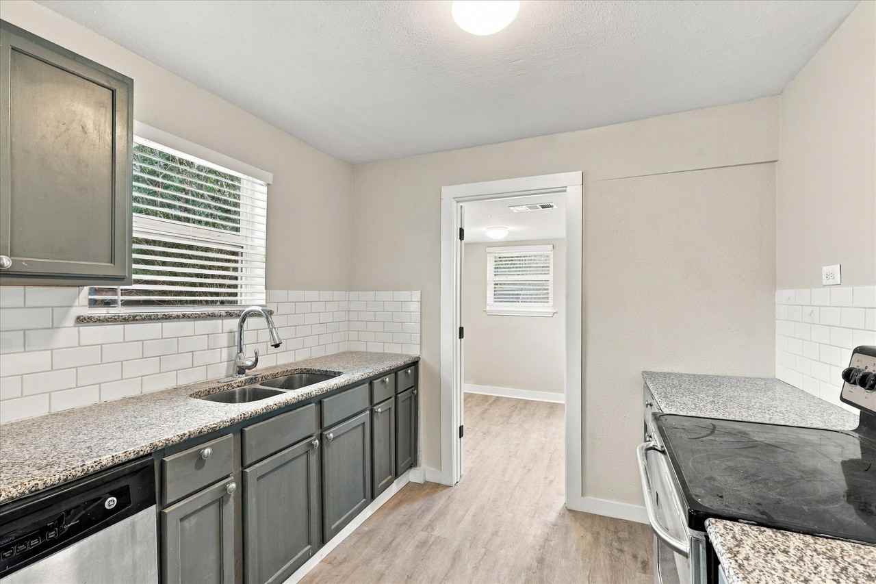 2842 Harlandale Ave - Photo 7 of 16