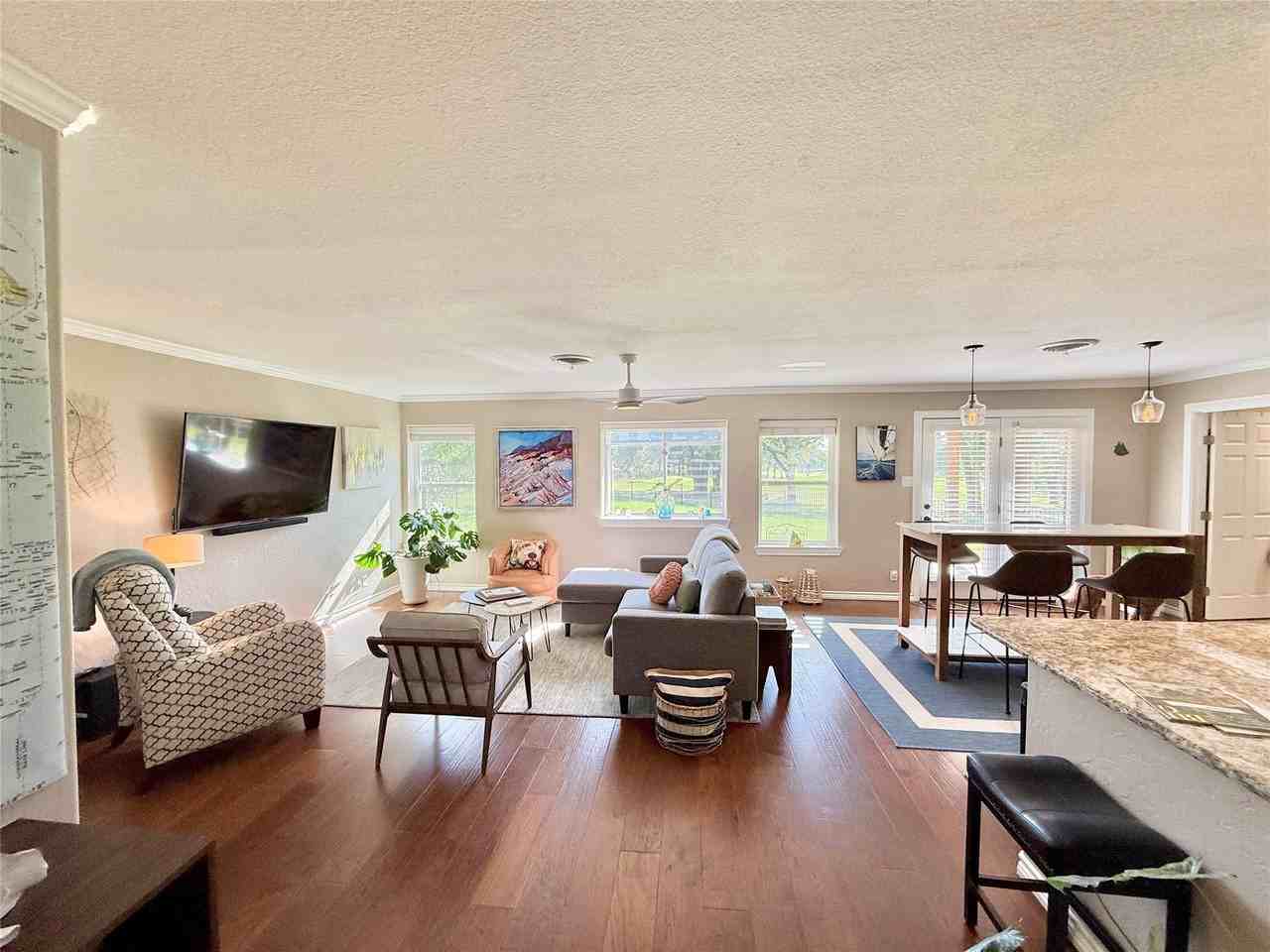 313 Navajo Trl - Photo 3 of 34