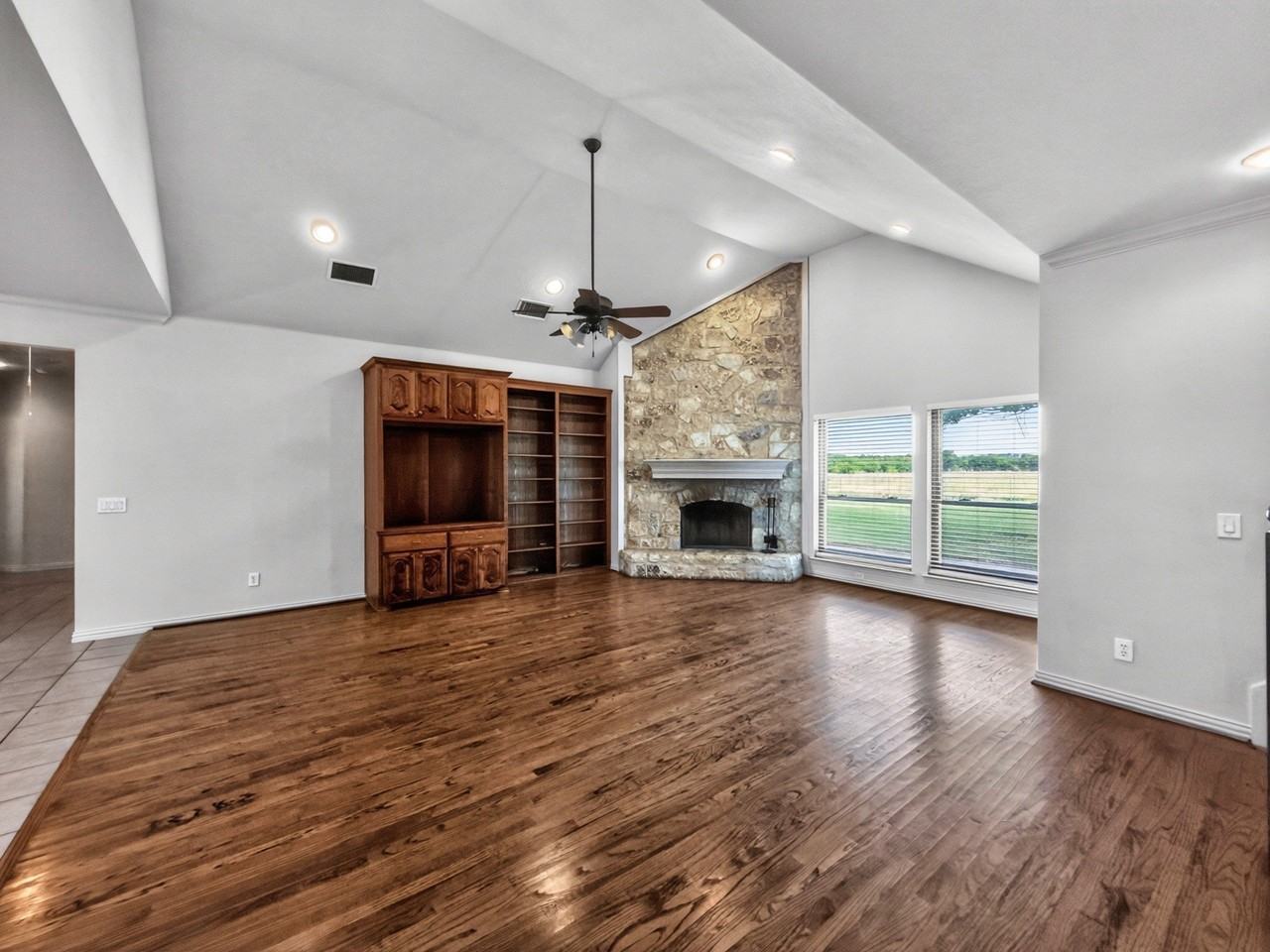 1255 Vineyard Rd - Photo 3 of 16