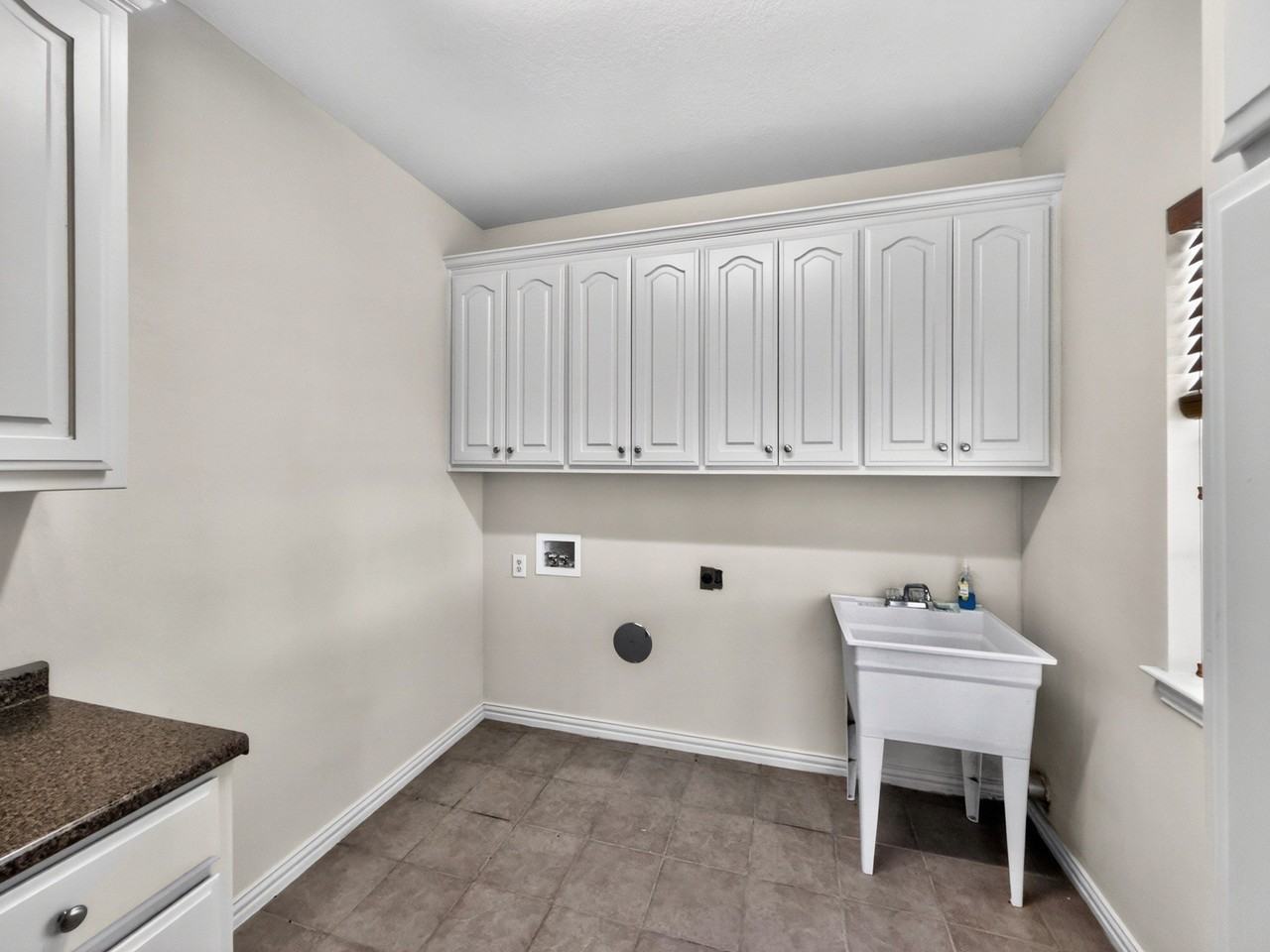 1255 Vineyard Rd - Photo 6 of 16