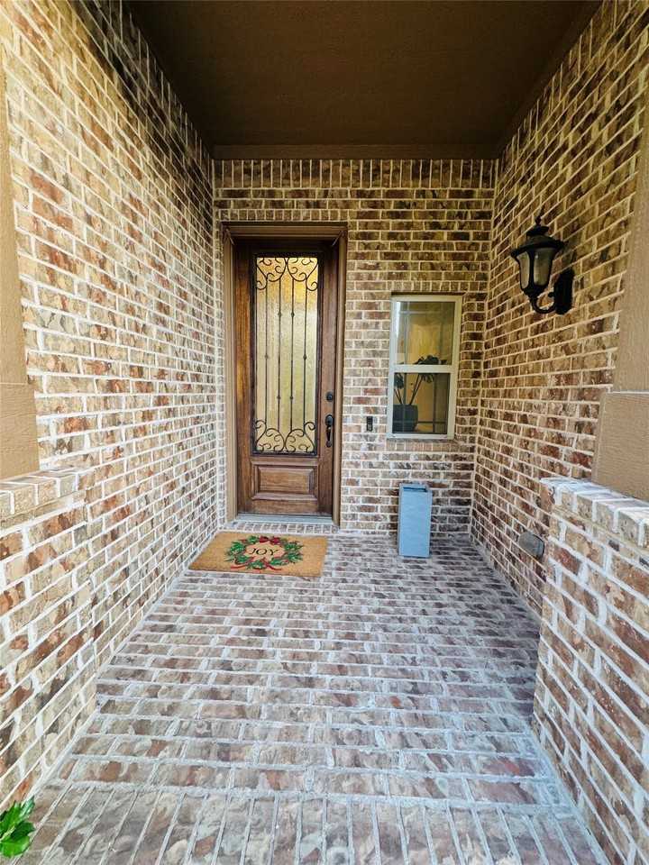 2324 Kemerton - Photo 3 of 38