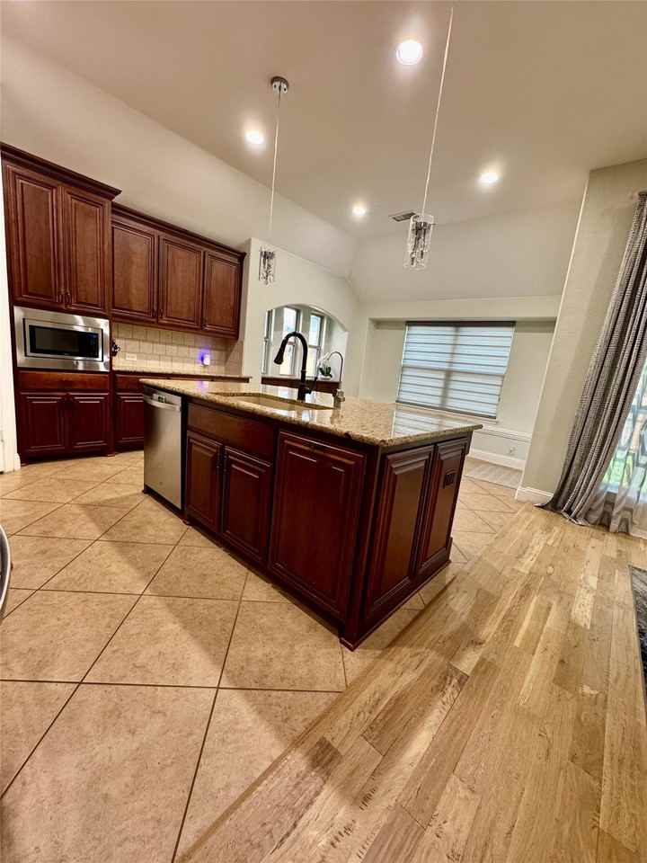 2324 Kemerton - Photo 6 of 38
