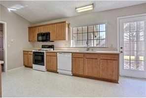 2110 Hearthstone Dr - Photo 4 of 17