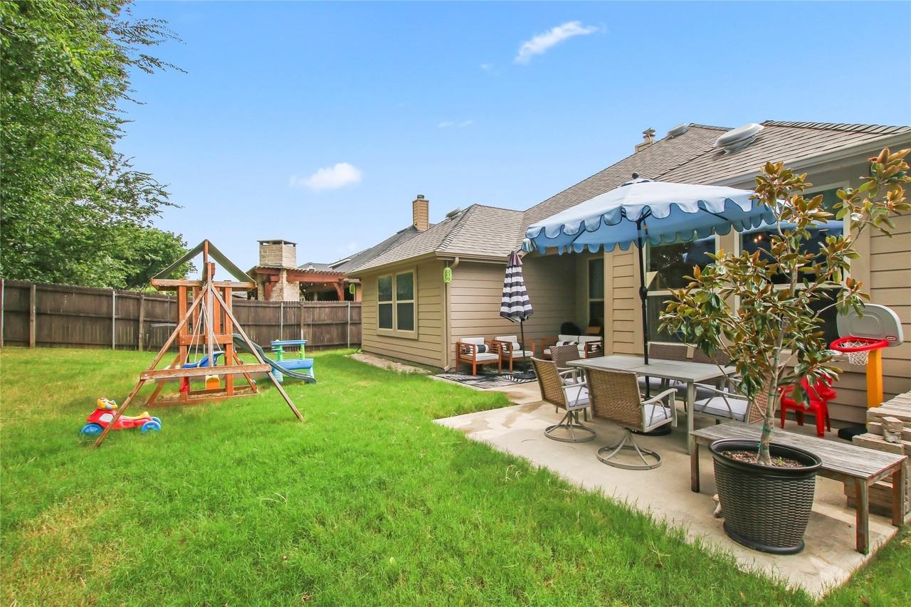 913 Freesia Dr - Photo 4 of 29