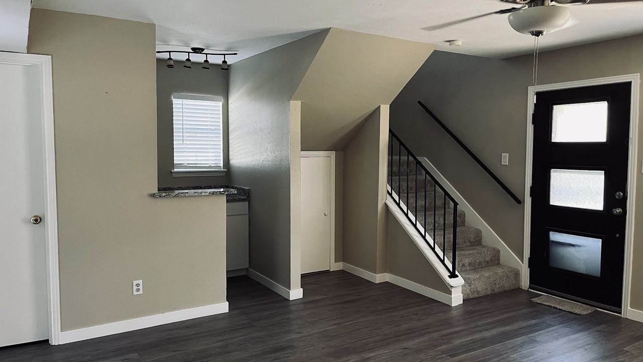 5602 Marina Dr - Photo 3 of 15