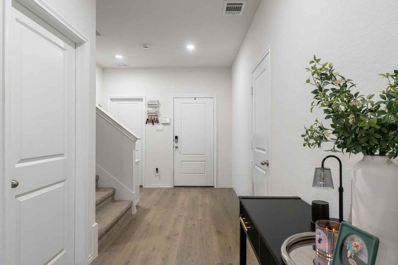 884 Jett Dr - Photo 4 of 35