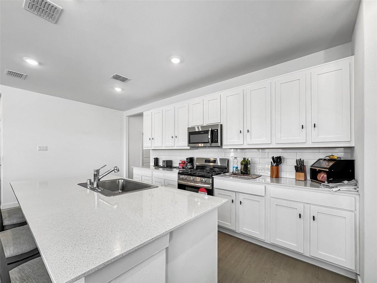 1300 Rockwell Dr - Photo 3 of 26