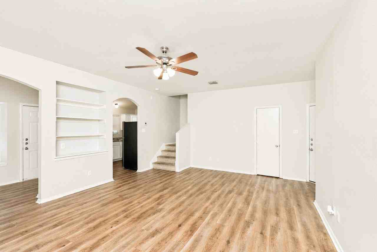 144 Creek Cove Dr - Photo 4 of 17