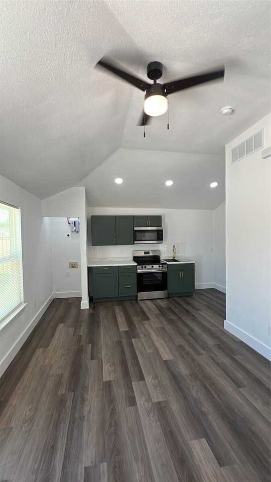 2102 E Overton Rd #B - Photo 2 of 8