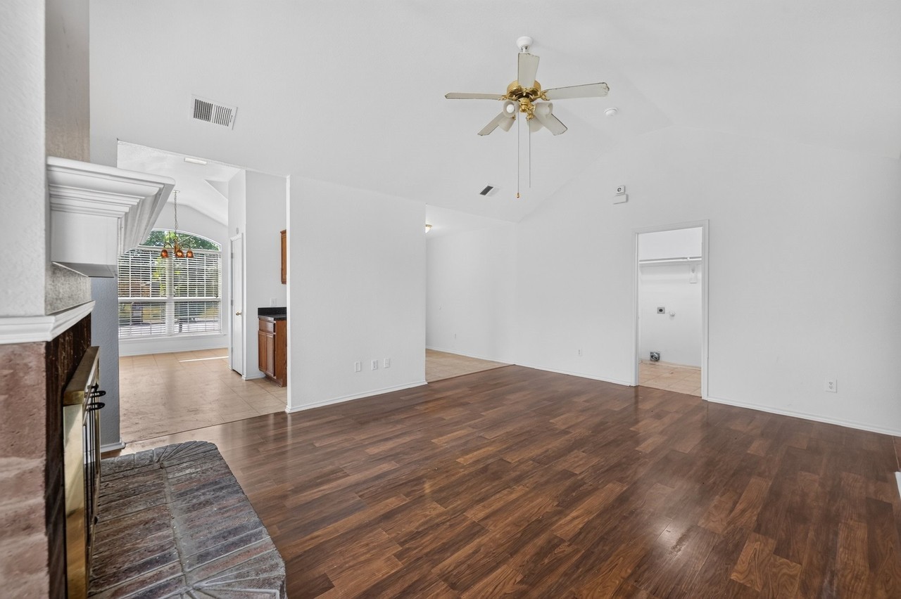 406 Oxford Loop - Photo 2 of 16