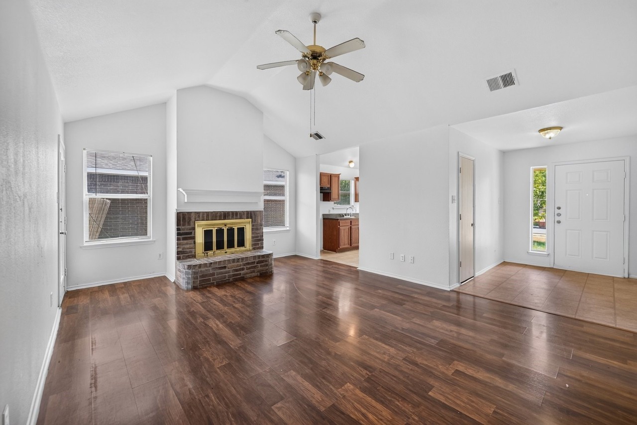 406 Oxford Loop - Photo 3 of 16