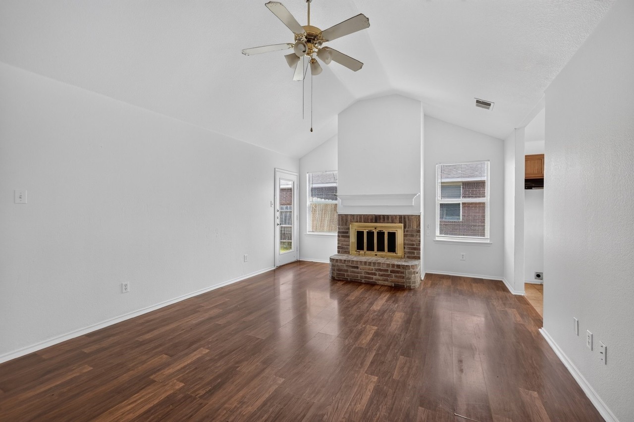 406 Oxford Loop - Photo 4 of 16