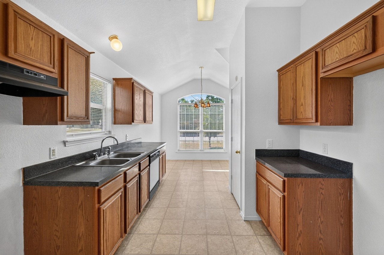 406 Oxford Loop - Photo 6 of 16