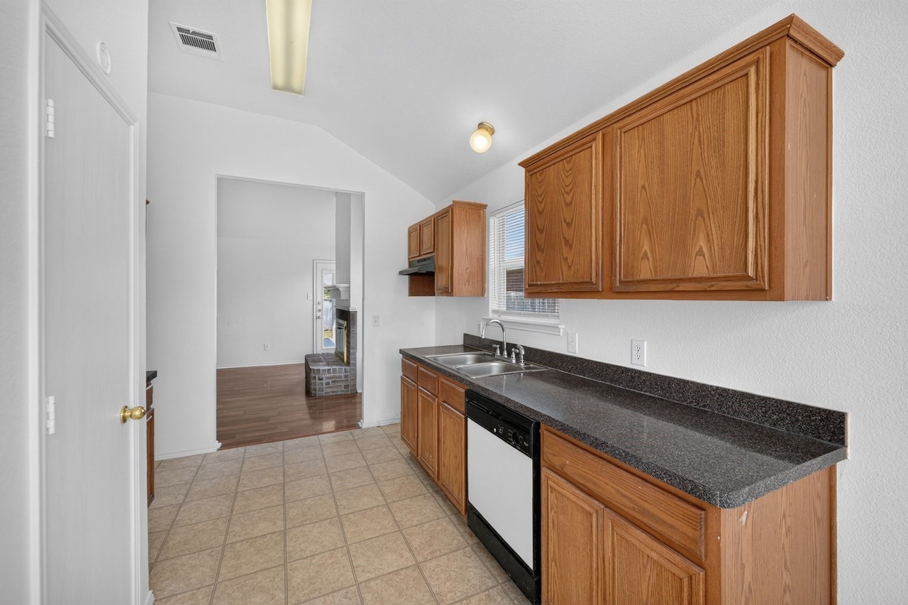 406 Oxford Loop - Photo 7 of 16