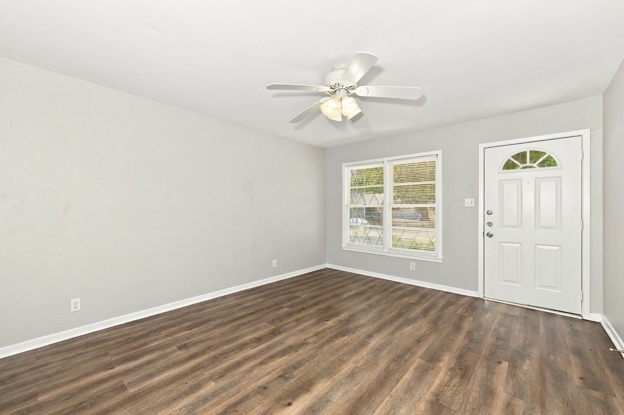 549 Nw Lorna St - Photo 2 of 17