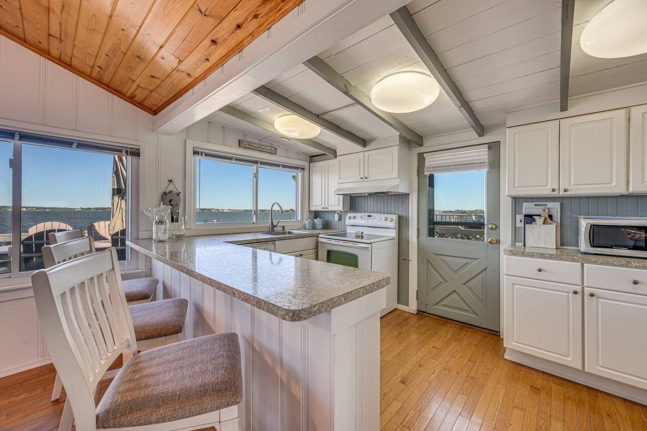 106 Harbor Rd - Photo 4 of 16