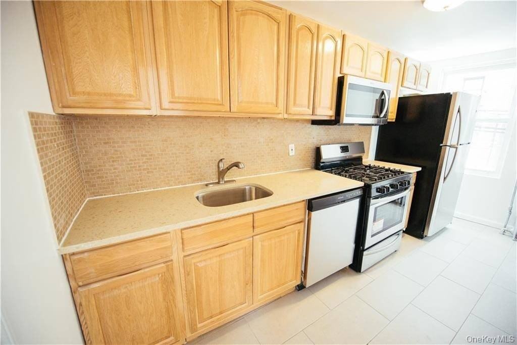1443 Beach Ave #2F - Photo 3 of 11