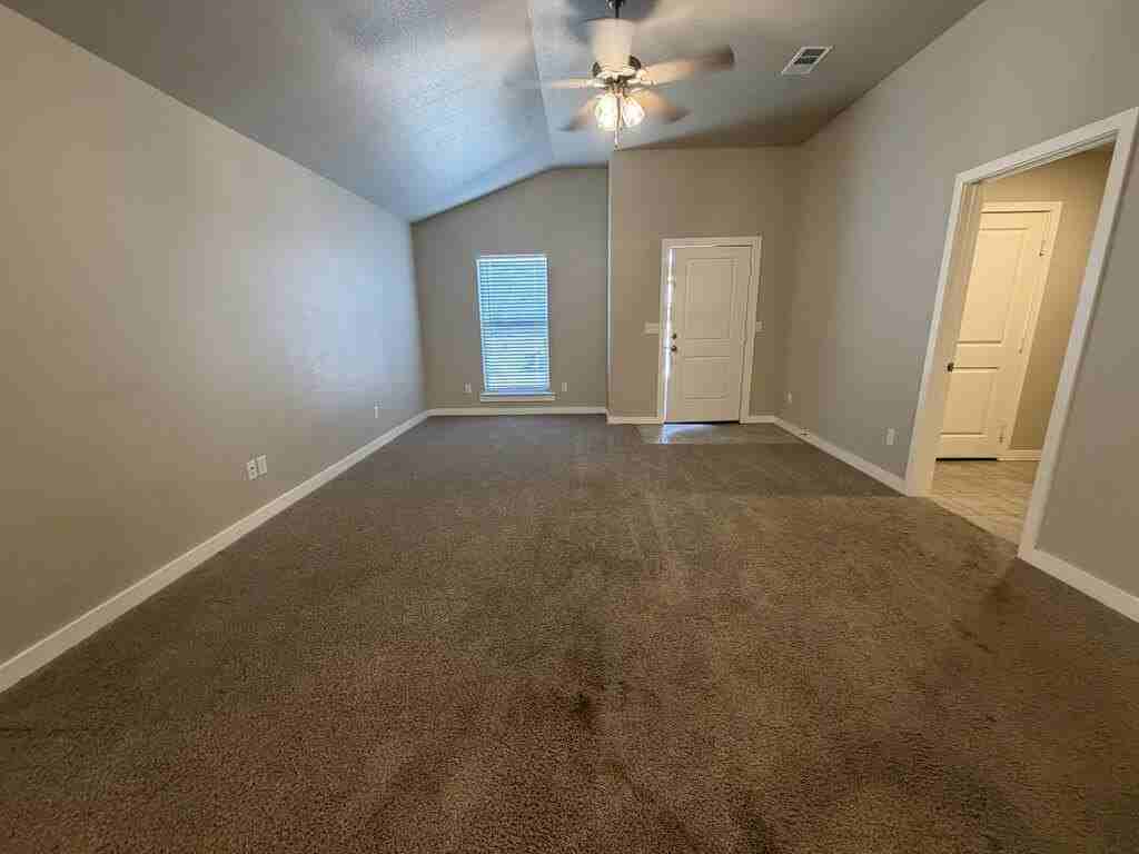 1307 Red Cliff Ave - Photo 3 of 11