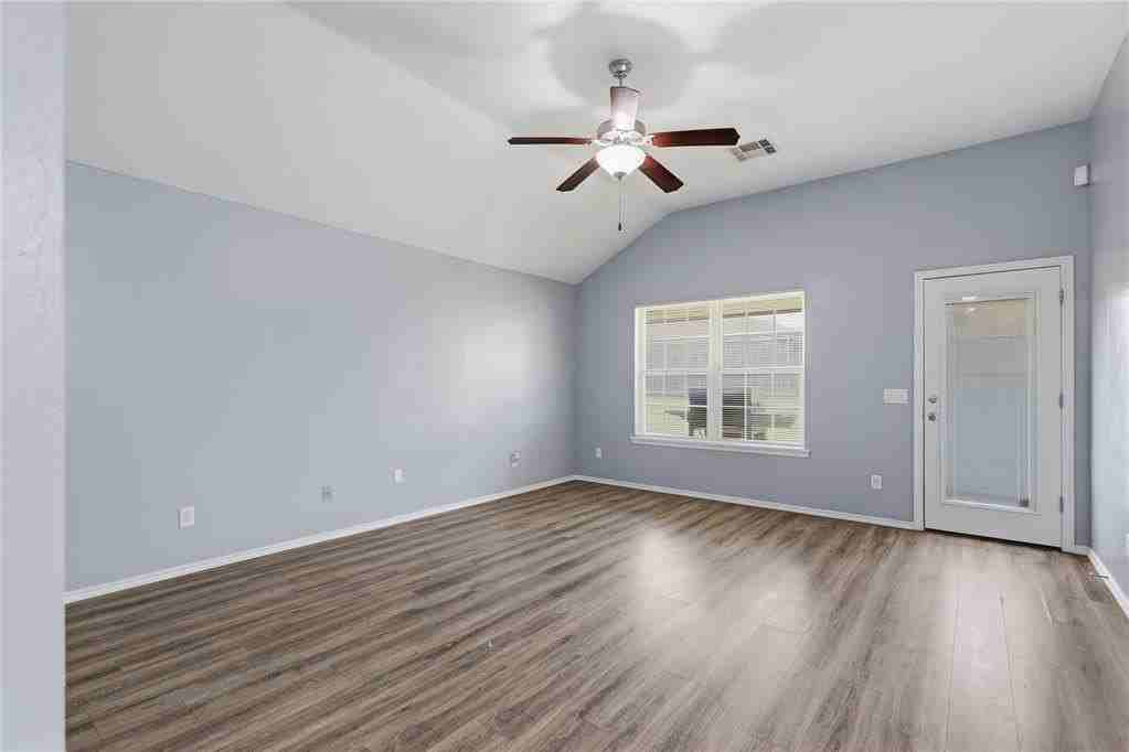 605 Inverleith Cir - Photo 7 of 36