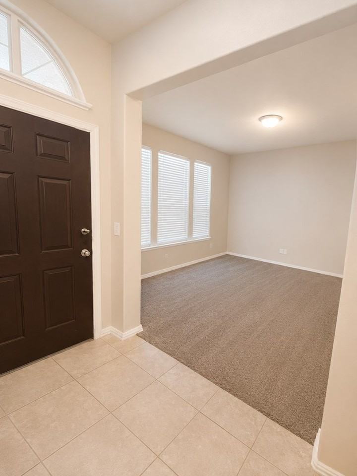 1412 Laguna Meadows Trl - Photo 5 of 17