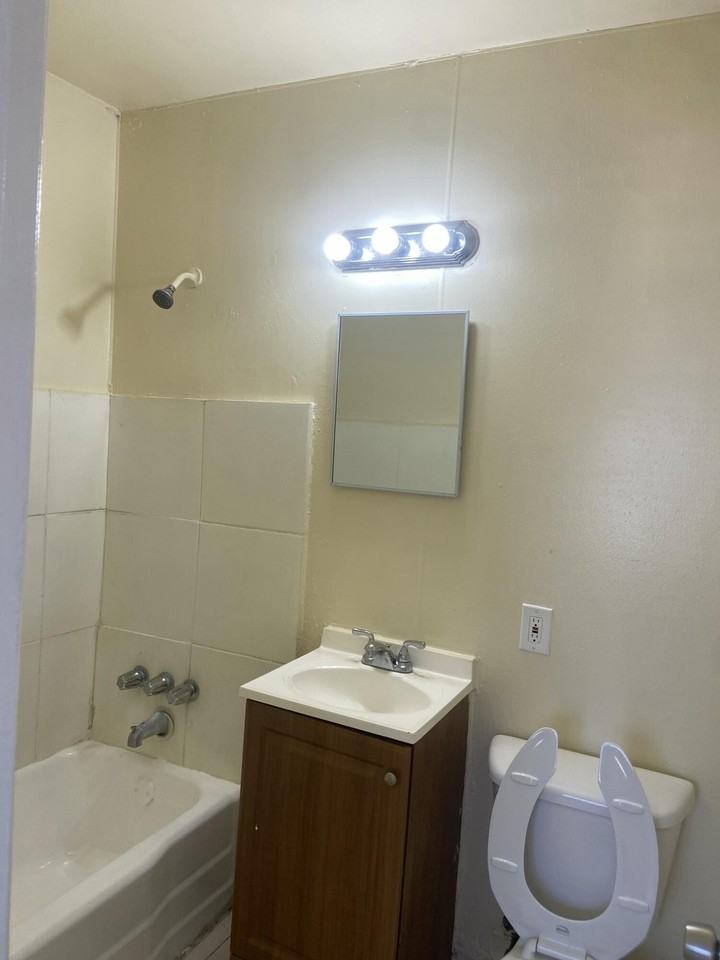 809 20th St #5 - Photo 4 of 4