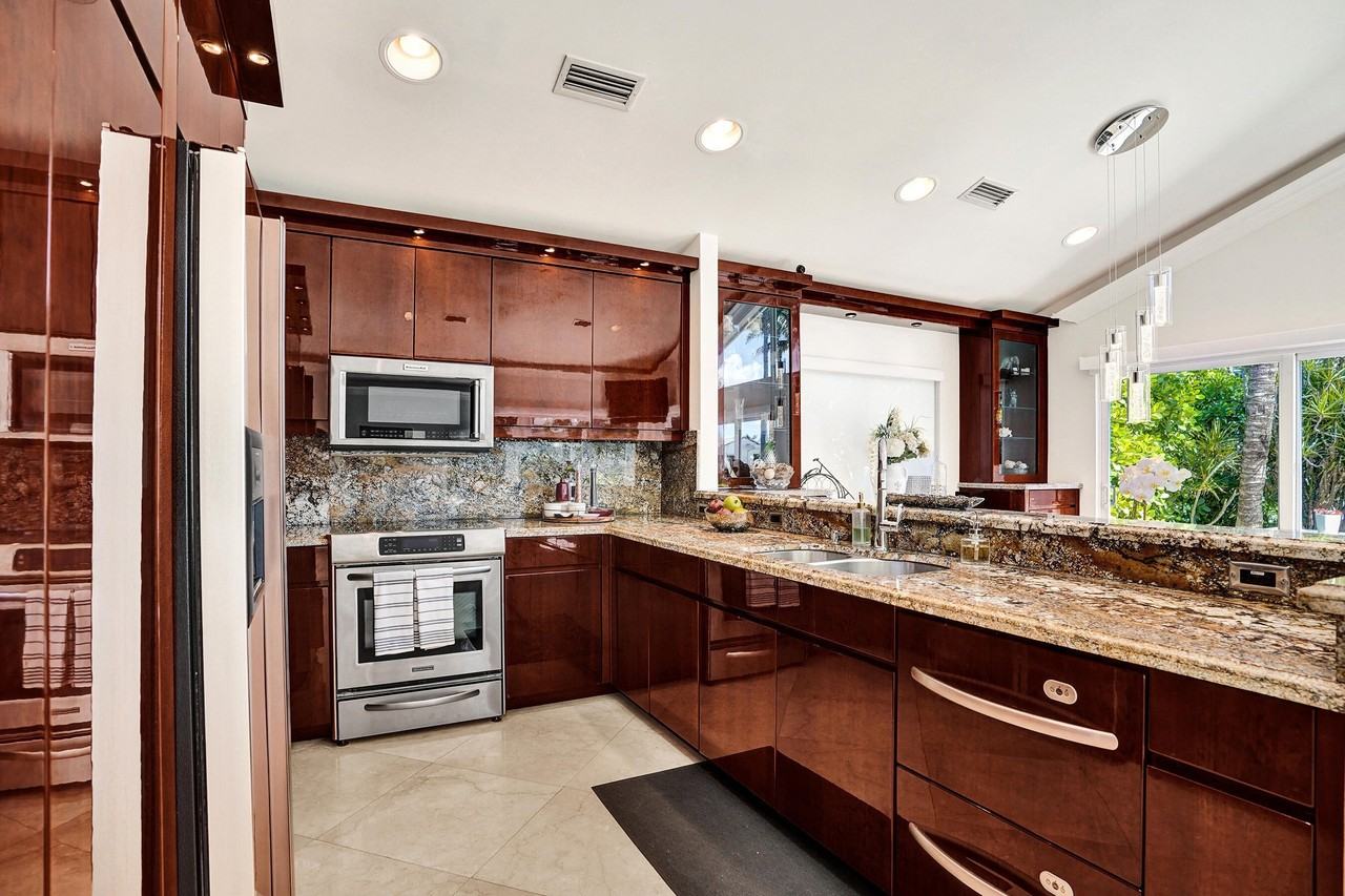 1212 Hillsboro Mile - Photo 6 of 21