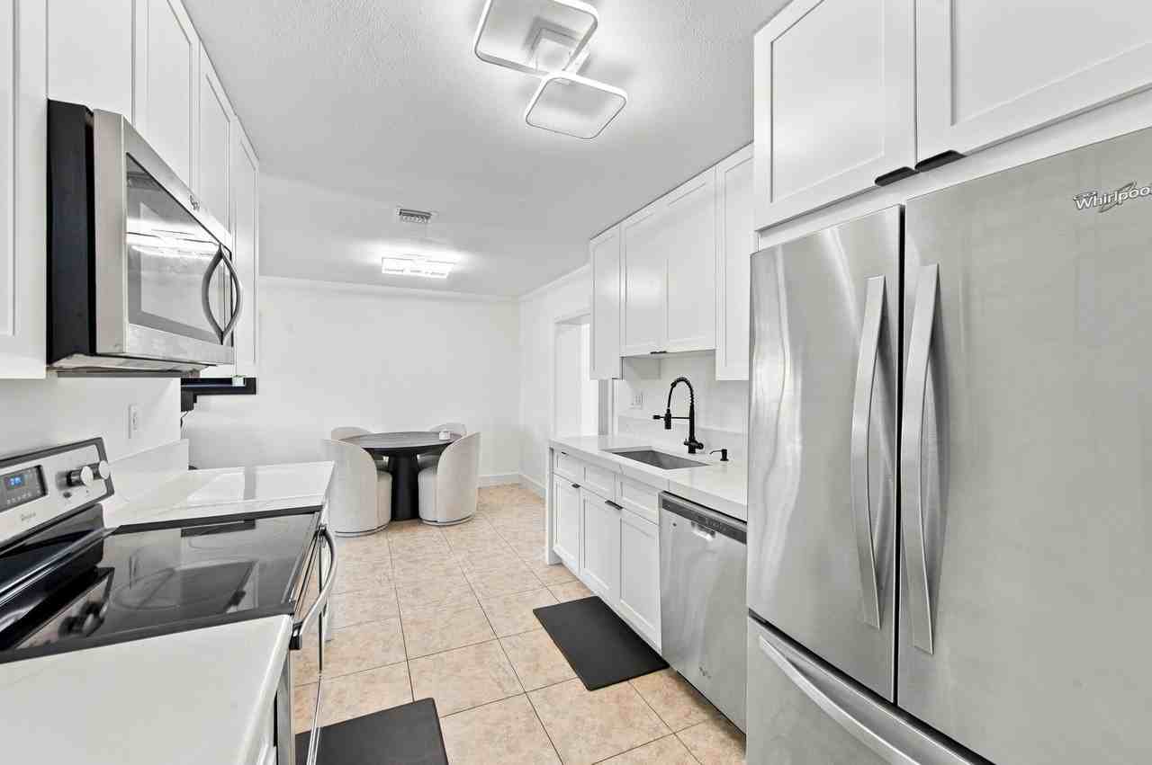 4999 Sw 6th St - Photo 4 of 38