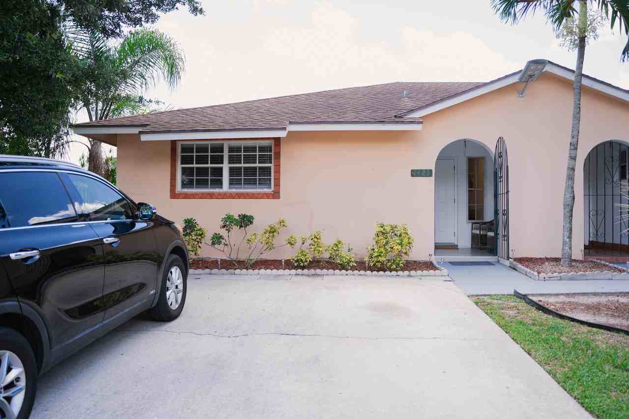 1425 Riverside Cir - Photo 2 of 25