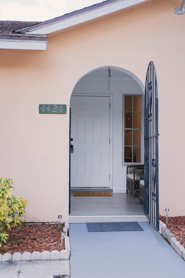 1425 Riverside Cir - Photo 3 of 25