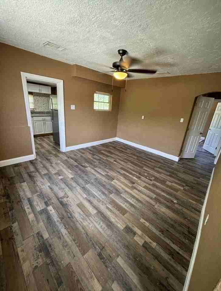 2410 San Marcos Ave - Photo 2 of 9