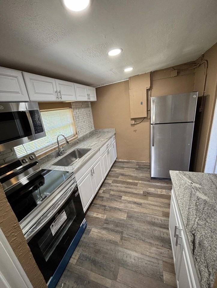 2410 San Marcos Ave - Photo 3 of 9