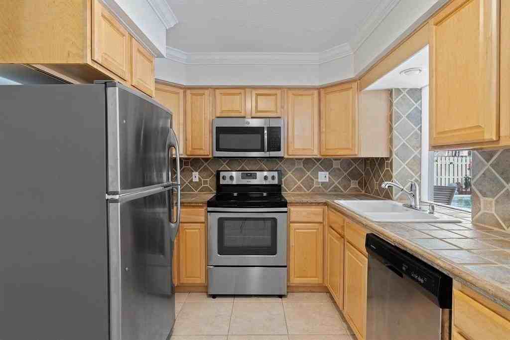 2317 Ne 33rd Ave - Photo 2 of 25