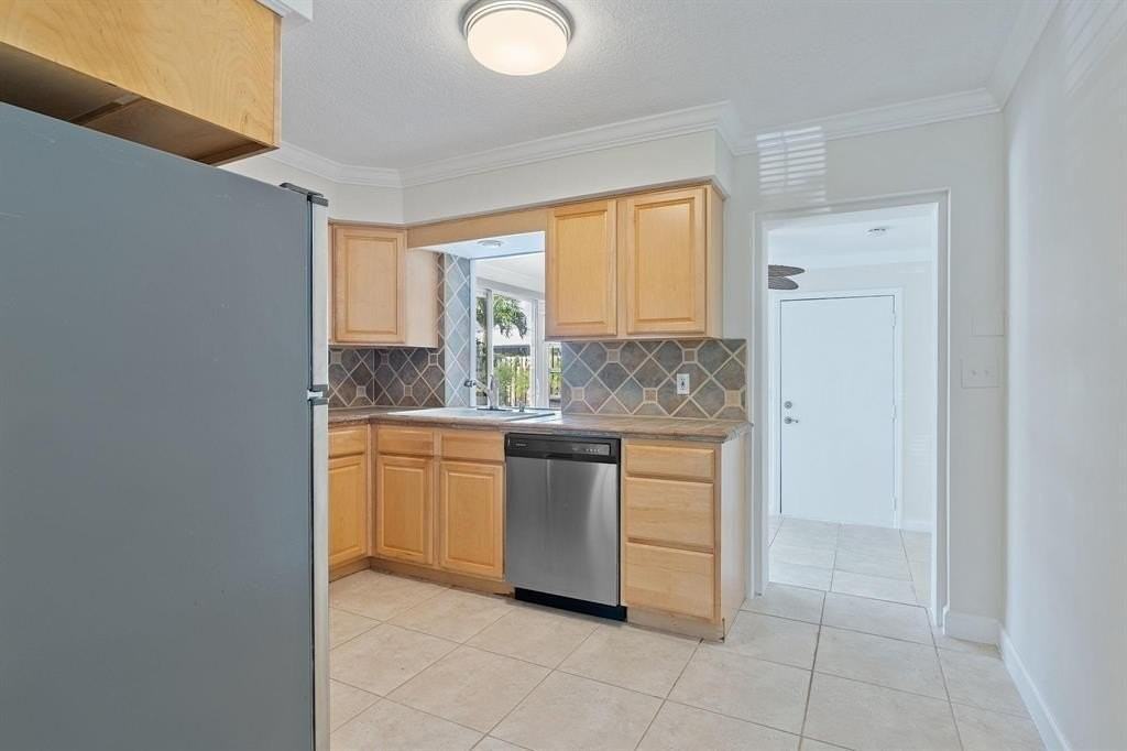 2317 Ne 33rd Ave - Photo 4 of 25