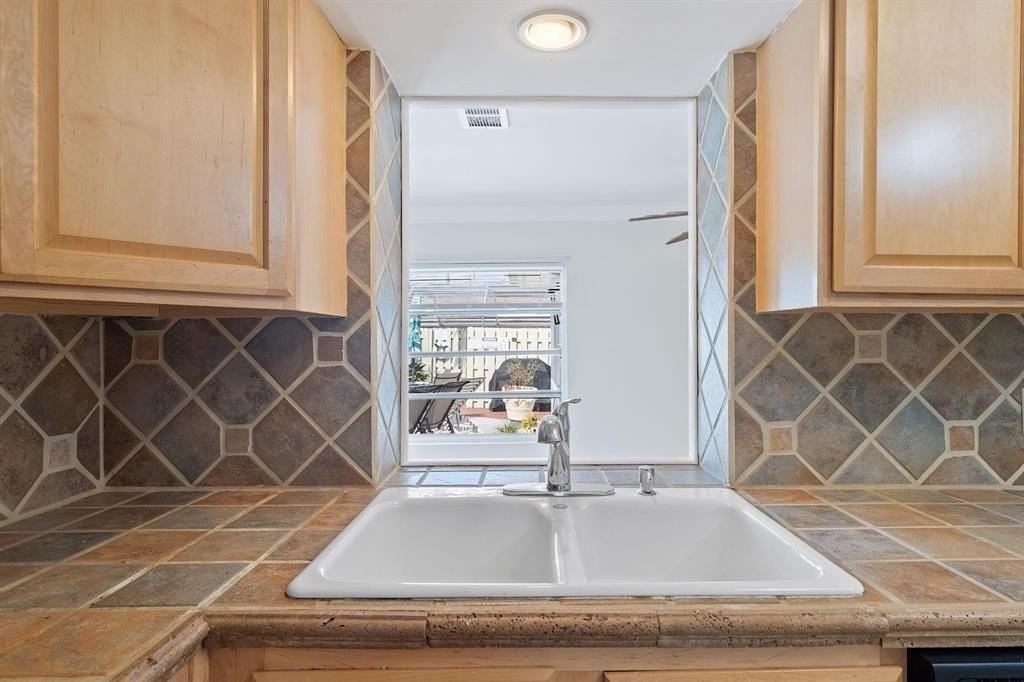 2317 Ne 33rd Ave - Photo 5 of 25