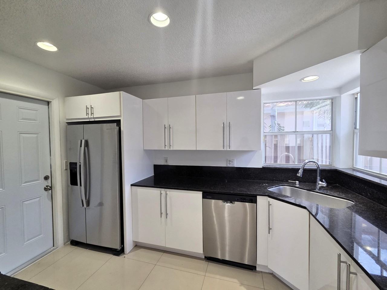 533 Nw 47th Ave - Photo 6 of 28