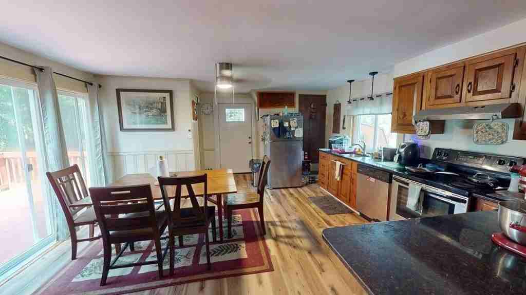 18484 Hermitage Rd - Photo 4 of 33