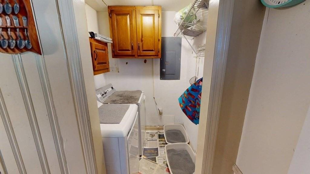 18484 Hermitage Rd - Photo 5 of 33