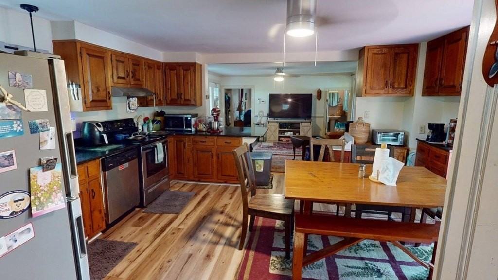 18484 Hermitage Rd - Photo 7 of 33
