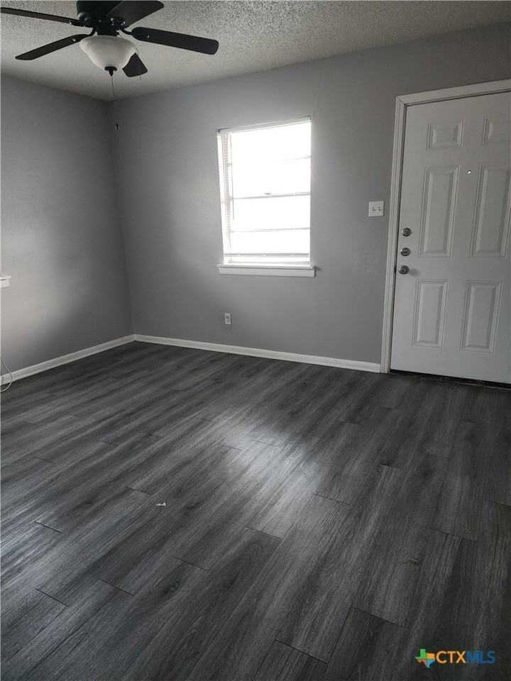 403 E Robertson Ave #B - Photo 3 of 6