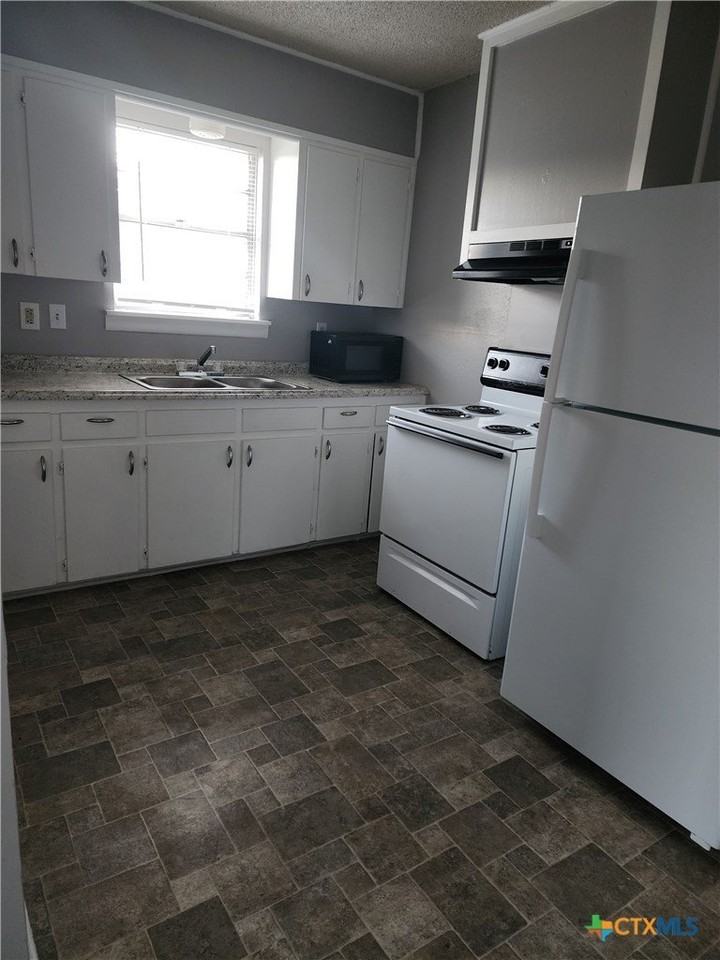 403 E Robertson Ave #B - Photo 4 of 6