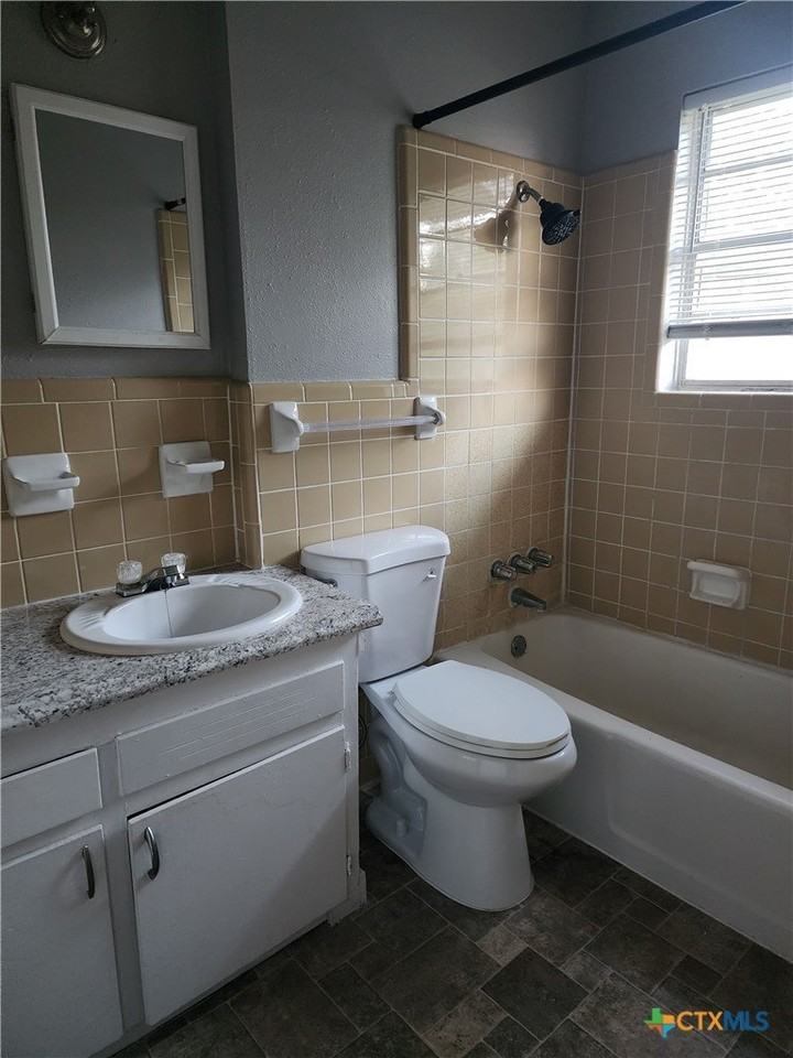 403 E Robertson Ave #B - Photo 6 of 6
