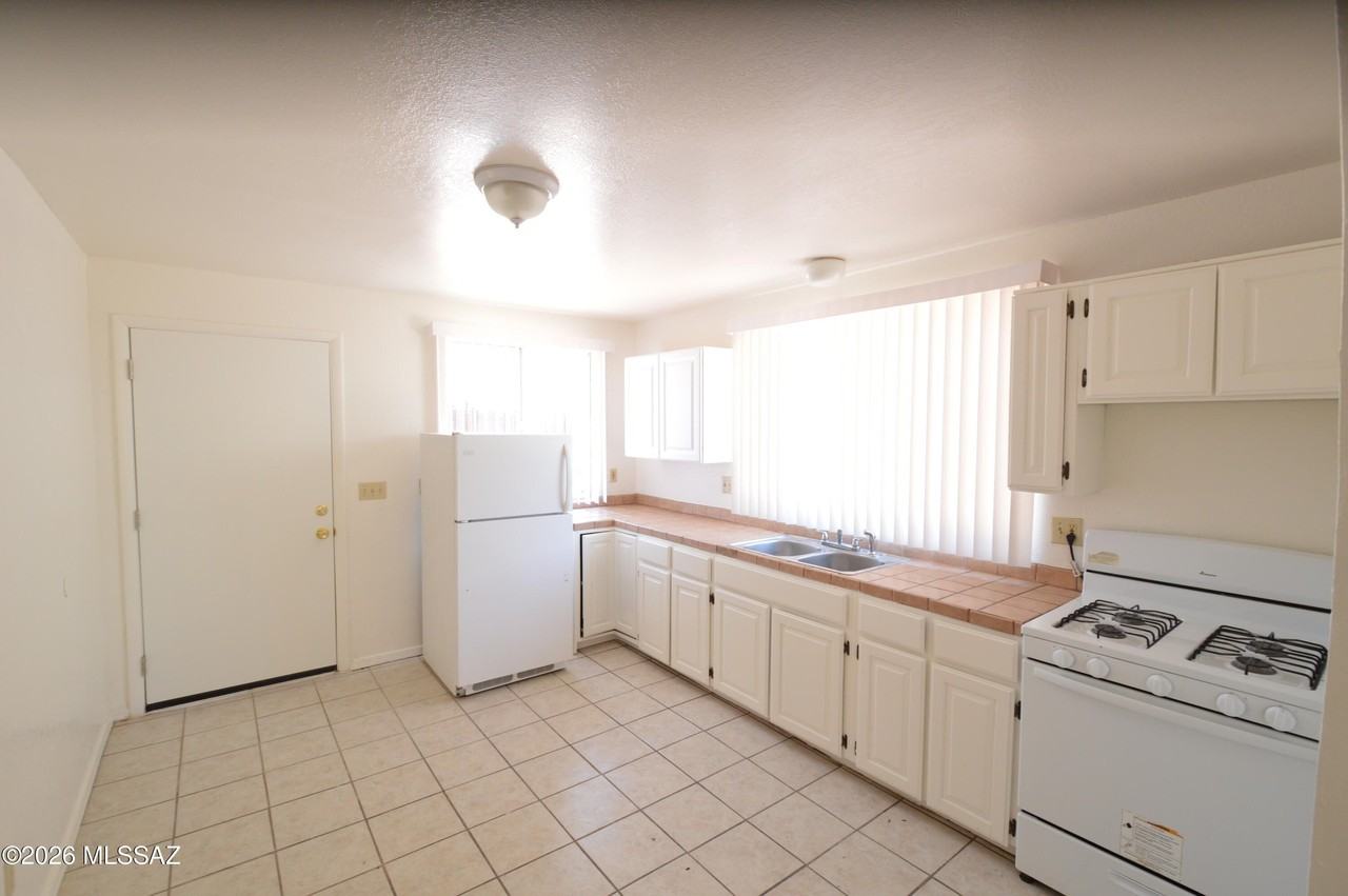 2633 E Silver St - Photo 2 of 8